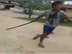 viral-pria-hunus-pedang-panjang-saat-keributan-di-sukarami-palembang.jpg