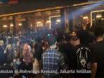 viral-video-kafe-holywings-ditutup-garagara-ramai-kerumunan-minggu-592021.jpg