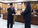 wabup-oku-des-johan-anuar-sh-mm-saat-menerima-rekomendas_20160523_124616.jpg
