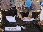 wakapolres-kompol-iwan-wahyudi-sh-didamping-pju-polres-oku-selatan-melakukan-pemeriksaan-senpi.jpg