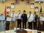 wakil-bupati-oki-h-djakfar-shodiq-memberikan-simbolis-penerima-bantuan-rp-600-ribu.jpg