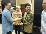 wakil-gubernur-sumsel-h-ishak-mekki-menyerahkan-ijazah-dan-sertifikat_20160723_145504.jpg