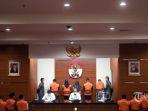 wakil-ketua-kpk-menunjukkan-tersangka-yang-terdiri-dari-anggota-dprd-muara-enim.jpg