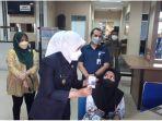 wakil-walikota-palembang-fitrianti-agustinda-sidak-ke-disdukcapil-palembang-kamis-9122021.jpg