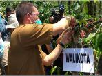 walikota-pagaralam-alpian-maskoni-saat-melakukan-penyetekan-kopi.jpg