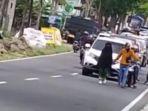 wanita-berjalan-santai-di-jalan-raya.jpg