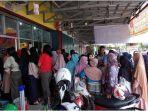 warga-antri-membeli-minyak-goreng-di-oku-timur-sabtu-1922022.jpg