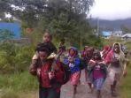 warga-dari-kampung-mamba-distrik-sugapa-hendak-mengungsi.jpg