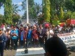 warga-desa-desa-tanjung-kurung-ilir-demo-lahat.jpg