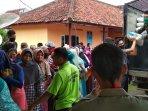 warga-desak-desakan-belanja.jpg