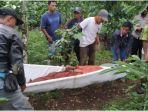warga-mengevakuasi-jenazah-lekat-petani-kopi-tewas-di-kebun-minggu-2122021.jpg