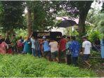 warga-menggotong-jenazah-sadam-warga-muratara-yang-tewas-saat-mencari-emas-di-jambi.jpg