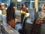 warga-minum-air-asin123.jpg