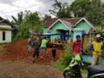 warga-saat-membubarkan-pembanguna-tower-di-lingkungan-rt-03-kelurahan-puncak-kemuning123.jpg