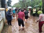 warga-tabur-ikan-di-jalan.jpg
