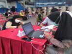 warga-tengah-diverikasi-saat-akan-divaksin-di-graha-tribun.jpg