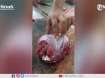 warga-yang-penasaran-mencoba-membalikan-daging-bergerak-gerak-sendiri.jpg
