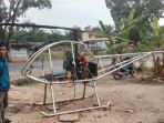 yon-tukang-las-di-desa-pulau-harapan-banyuasin-bersama-helikopternya_20180828_044721.jpg