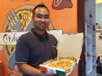 yoyok-owner-hompizz-menunjukan-pizza_20161113_211519.jpg