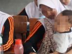 zulfa-siswi-mts-garut-bawa-adik-ke-sekolah.jpg