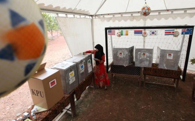 Foto : TPS Unik Konsep Piala Dunia - 20140409_TPS_UNIK_DI_PALEMBANG_BERTO_TS_1.jpg