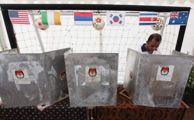 Foto : TPS Unik Konsep Piala Dunia - 20140409_TPS_UNIK_DI_PALEMBANG_BERTO_TS_4.jpg