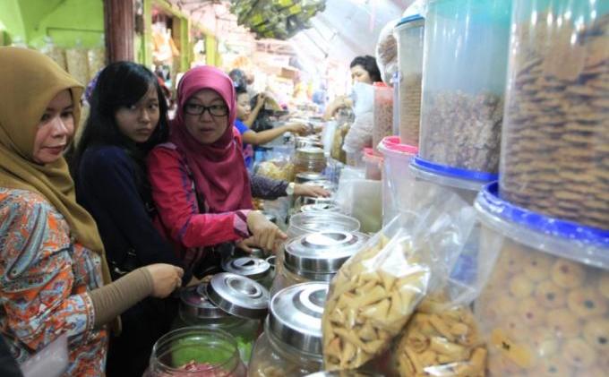 Foto : Penjual Kue Kering di Pasar Cinde - IMG_20140722_130634.jpg