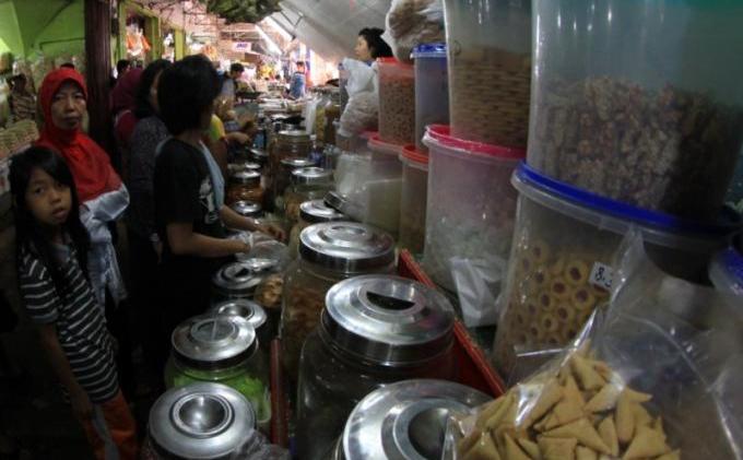 Foto : Penjual Kue Kering di Pasar Cinde - IMG_20140722_130711.jpg