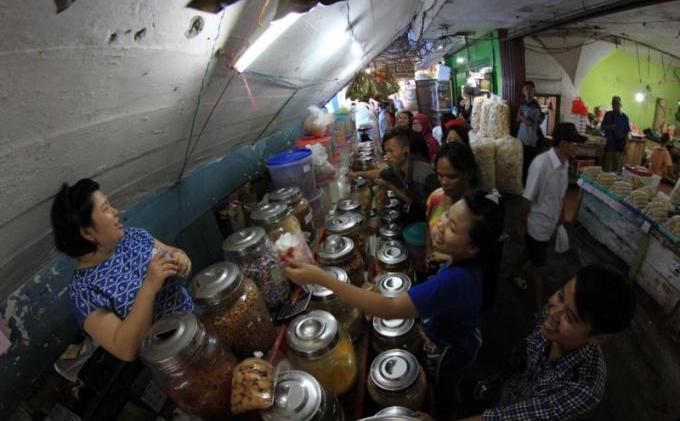 Foto : Penjual Kue Kering di Pasar Cinde - IMG_20140722_130732.jpg