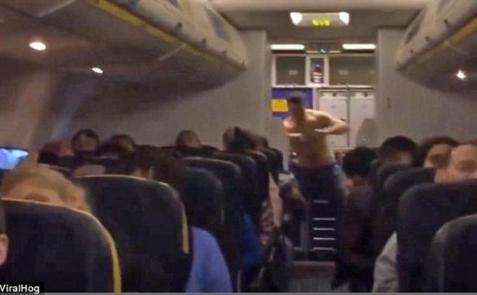 Orang Mabuk Tanpa Pakaian Ini Paksa Pesawat Mendarat Darurat - vc.jpg