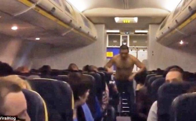 Orang Mabuk Tanpa Pakaian Ini Paksa Pesawat Mendarat Darurat - vcv.jpg