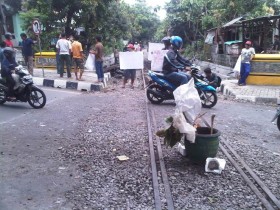 Warga Tempatkan Tempat Sampah di Lokasi Peninggian Rel
