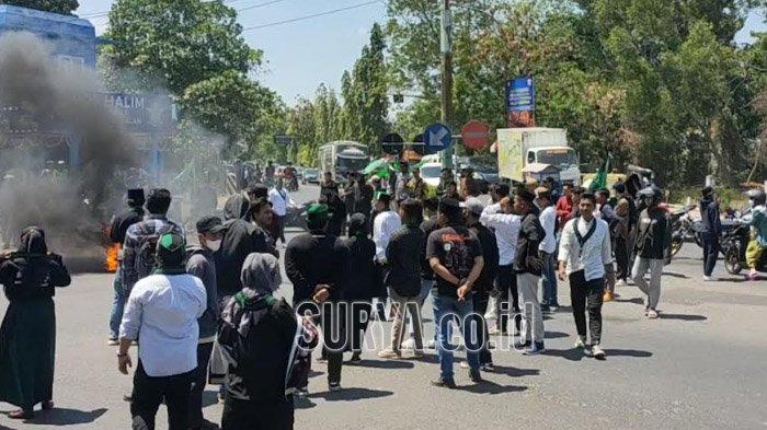 Demo Buruknya Pengelolaan Sampah Berlanjut di Kantor Pemkab, Mahasiswa : Bangkalan Kaya Sampah
