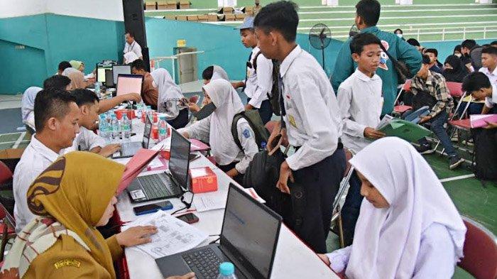 Tidak Ada Seragam Mahal, 7.000 Pelajar SMA di Surabaya Terima Seragam Lewat Beasiswa Pemuda Tangguh