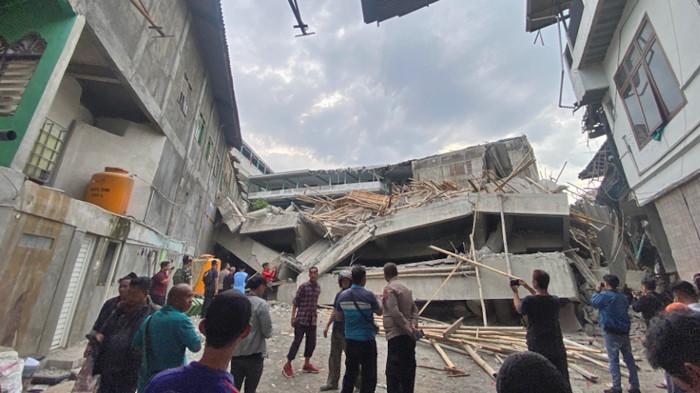 AMBRUK - Sebuah bangunan dua lantai di Pondok Pesantren/Ponpes Al Khoziny Sidoarjo ambruk, Senin (29/8/2025) sore. Sejumlah orang terluka, termasuk beberapa santri diduga masih terjebak di dalam reruntuhan bangunan yang baru selesai dibangun tersebut.