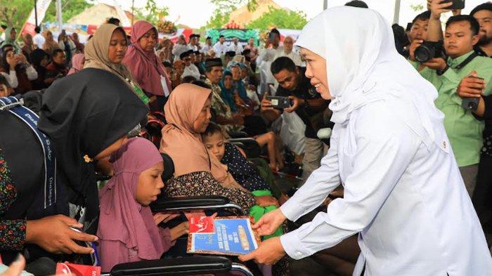 ANGGARAN BANSOS - Anggaran Bansos dari Pemprov Jatim untuk warga tak mampu dipastikan akan ditambahkan di perubahan anggaran APBD-P tahun 2025, sebesar Rp 43,19 miliar. Gubernur Jawa Timur, Khofifah Indar Parawansa, mengatakan tambahan anggaran tersebut untuk memperluas lima program bansos strategis yang dikelola Dinas Sosial Jawa Timur.