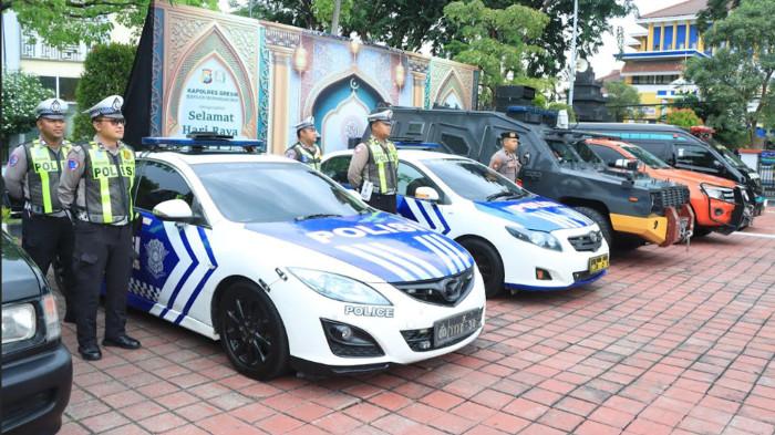 SIAGA DI IDUL FITRI - Kendaraan operasional polisi, Pemkab dan lembaga terkait turut disiagakan dalam apel pengamanan idul fitri di halaman Mapolres Gresik, Jumat (20/3/2026).