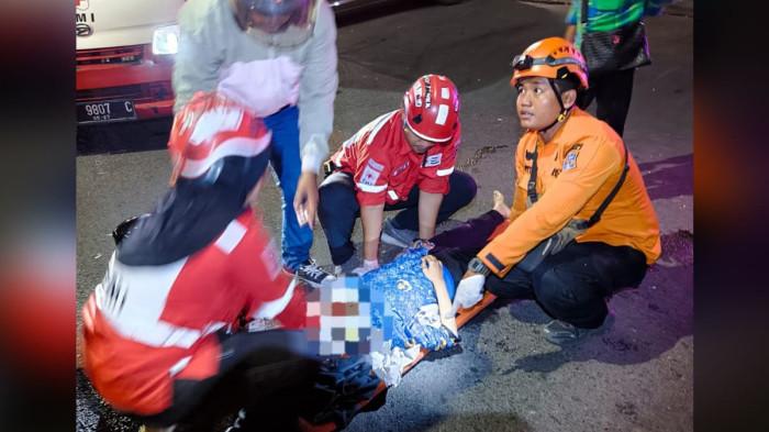 DIDUGA KORBAN KEJAHATAN - Petugas BPBD dan Tim Medis Pemerintah Kota Surabaya memberikan penanganan medis terhadap Korban W di Jalan Kusuma Bangsa, atau tepat belakang gedung Mal Grand City, pada Selasa (2/6/2026) sore. Korban diduga menjadi sasaran penjambretan yang dilakukan bandit bermotor.