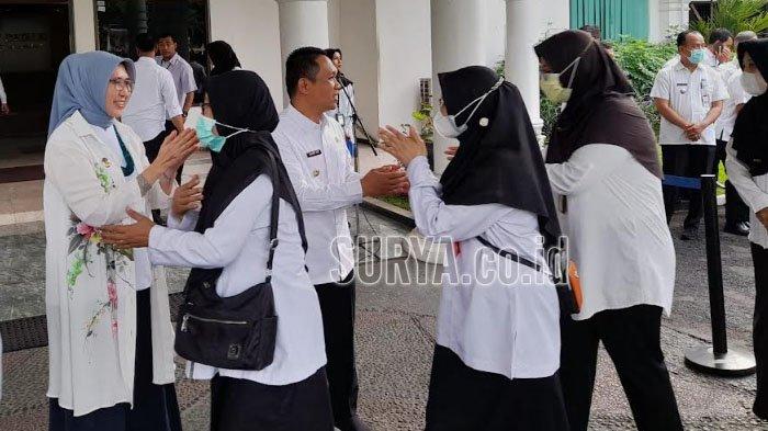Hari Pertama Kerja Usai Libur Lebaran 2023, Bupati Lumajang Sampaikan Permohonan Maaf