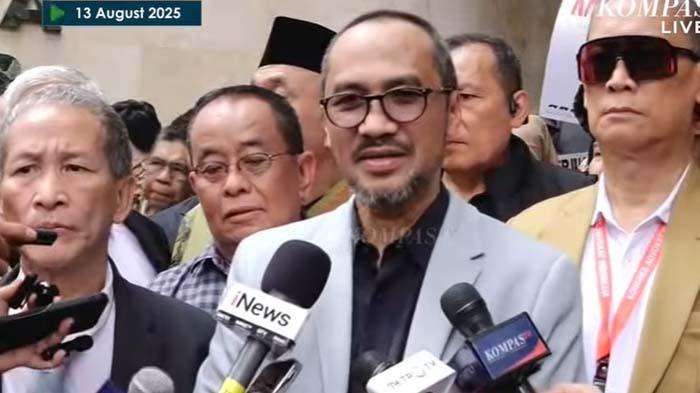 MELAWAN - Mantan Ketua KPK Abraham Samad mendatangi panggilan penyidik Polda Metro Jaya sebagai saksi kasus tudingan ijazah palsu Jokowi. Abraham siap melawan jika ditetapkan tersangka.