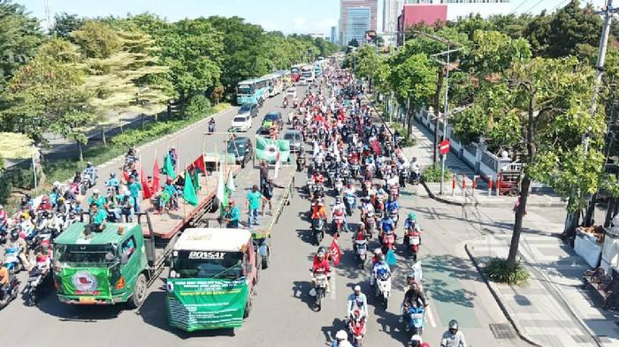 PERJUANGAN BURUH - Massa buruh bergerak menuju pusat kota Surabaya beberapa waktu lalu. Peringatan Hari Buruh Internasional 2026 di Surabaya, Jumat (1/5/2026) akan berlangsung besar dengan melibatkan ribuan massa. Aksi akan terpusat di depan Kantor Gubernur Jawa Timur.