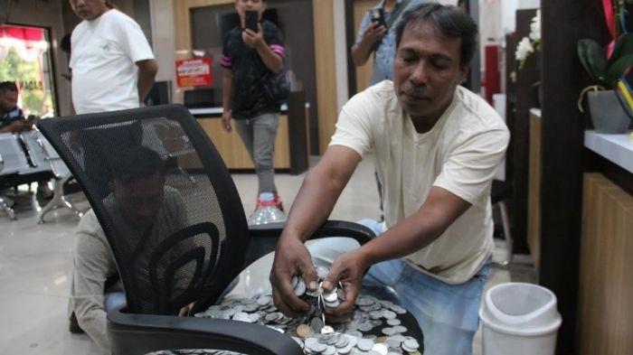 BAYAR PAJAK PAKAI KOIN - Aksi beberapa masyarakat yang membayar pajak menggunakan koin protes lonjakan PBB-P2 di Kantor Badan Pendapatan Daerah (Bapenda) Kabupaten Jombang, Jawa Timur pada Senin (11/8/2025). Anggap kenaikan tidak wajar hingga berujung aksi protes membayar menggunakan koin