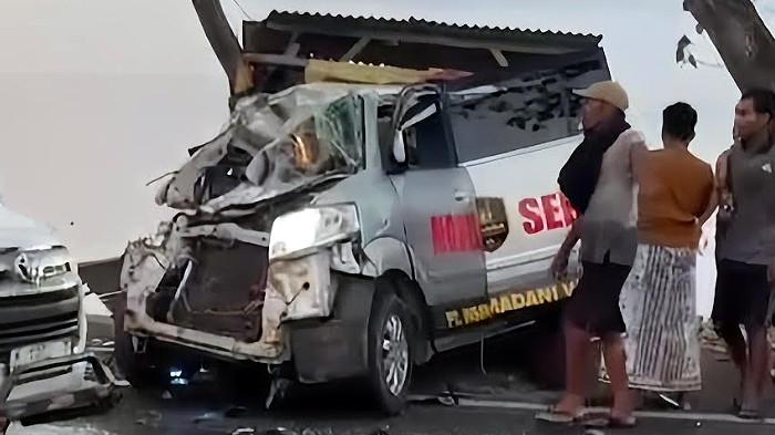 Kecelakaan Maut di Sampang: Ambulans Tabrak Truk, Sopir Tewas dan 4 Luka-luka