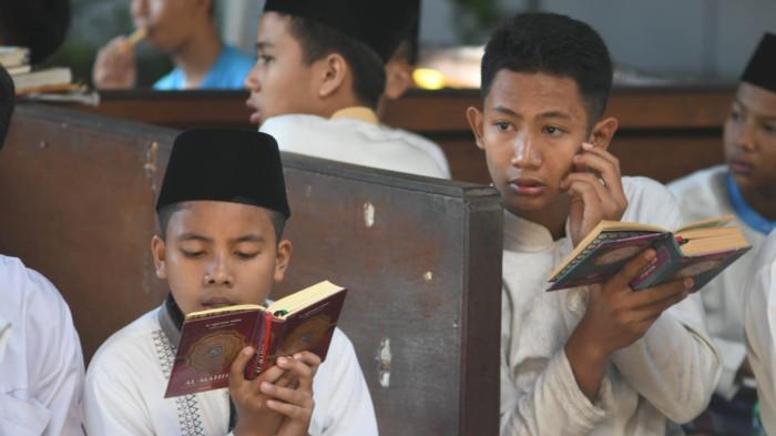 Ilustrasi membaca Alquran untuk artikel tentang Nuzulul Quran 17 Ramadan