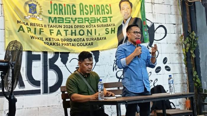‎RESES - Wakil Ketua DPRD Kota Surabaya, Arif Fathoni, saat menyerap aspirasi masyarakat dalam kegiatan reses beberapa waktu lalu. Warga banyak curhat soal pembangunan infrastruktur lingkungan di wilayahnya.