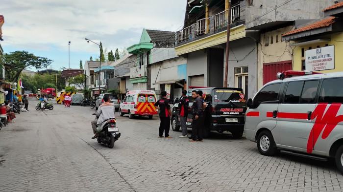 LEDAKAN - Ledakan hebat terjadi di pabrik baja PT Great Wall Steel, Sidoarjo, Senin (6/4) sejumlah ambulan berjaga dindepan lokasi.