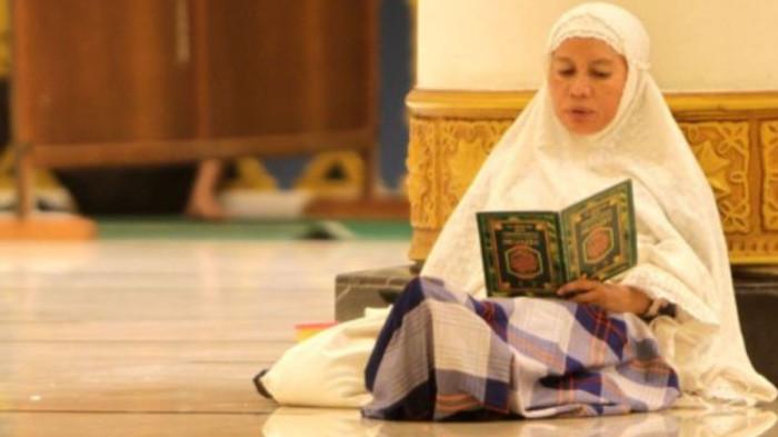 AMALAN - Umat muslim di Kota Pontianak melaksanakan i'tikaf dengan membaca ayat suci Alquran di Masjid Raya Mujahidin, Pontianak, Kalimantan Barat, Senin (13/7/2015) malam