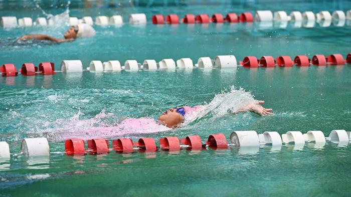 KOMPETISI RENANG - Ratusan pelajar dari wilayah eks-karesidenan Besuki mengikuti kejuaraan renang Banyuwangi Aquatik Student Sprint yang digelar di kolam renang GOR Tawangalun, Kabupaten Banyuwangi, Jawa Timur, Sabtu (14/2/2026). Kejuaraan tersebut digelar Pengurus Kabupaten Akustik Indonesia Banyuwangi untuk mencari bibit-bibit atlet renang potensial.