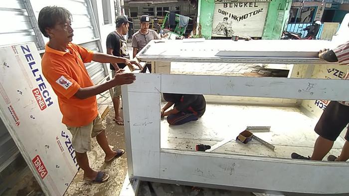 PEKERJA KERAS-Kesibukan warga tergabung dalam usaha padat karya pembuatan lemari pendingin es kristal di area bekas lapangan olahraga warga, Jalan Kupang Gunung Timur Gang 7 No 18, Putat Jaya, Sawahan, Surabaya, Jawa Timur pada Sabtu (22/11/2025).