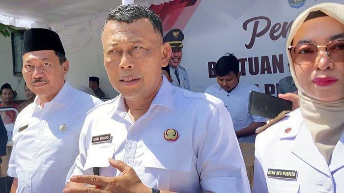 KENA OTT KPK - Bupati Ponorogo Sugiri Sancoko saat menjelaskan langkah Pemkab Ponorogo pasca menertibkan warkop prostitusi di Jalan Raya Ponorogo-Trenggalek Desa Demangan, Kecamatan Siman, Kabupaten Ponorogo, Jawa Timur, Rabu (7/5/2025). Kini dibawa ke Jakarta usai kena OTT KPK pada Jumat (7/11/2025) malam.